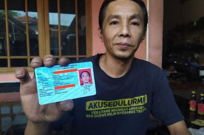 Pria bernama Corona asal Magelang, Jawa tengah menunjukkan identitas dirinya di KTP