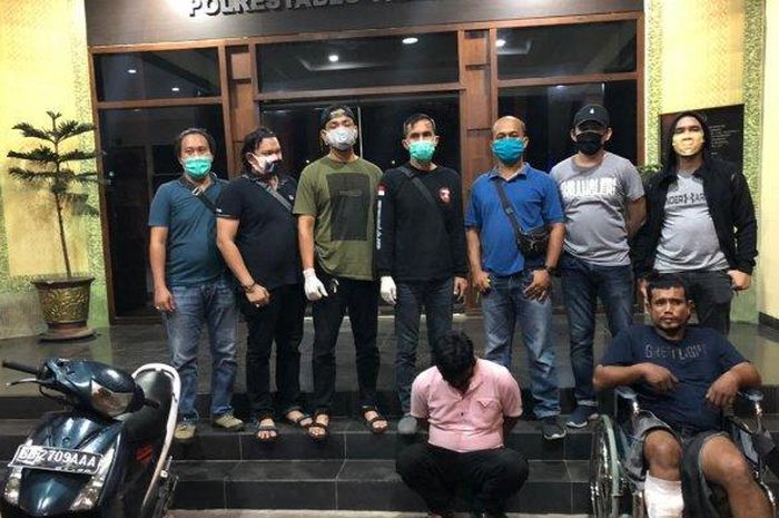 Kanit tekab 134, Polrestabes Palembang, Iptu Tohirin dan anggotanya, saat melumpuhkan salah satu pelaku pencurian baterai aki PLN, Sabtu (6/6/2020) malam 