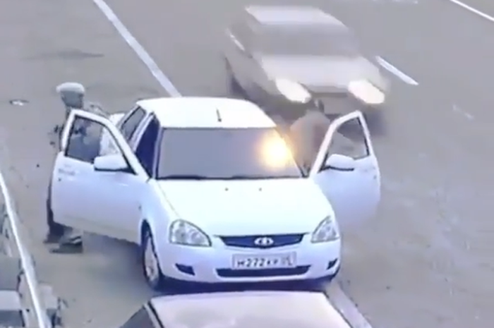 Seorang pria nyaris terserempet sesaat setelah keluar dari kabin mobil