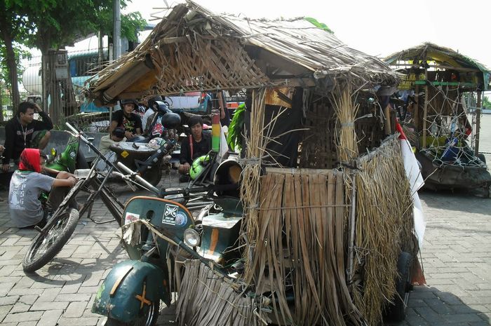 Illustrasi Vespa Rat Bike yang dimodifikasi dengan gubuk dan tinggi motor yang dibuat ceper sebenarnya membahayakan dari dulu.