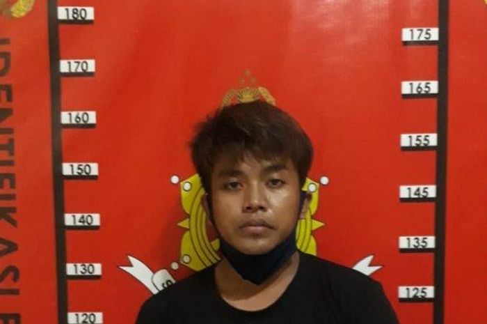 M Aidul Fitri (23) warga Kapas Madya, Tambaksari, Surabaya, saat dikeler ke Mapolsek Wiyung  