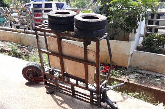 Vespa Ceper Bersespan Dihantam Hyundai Avega di Jatinegara, Sopir