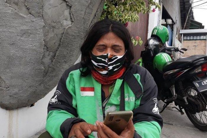 Safei, pengendara ojek online yang menunggu orderan di depan Stasiun Duri, Jakarta Barat, Senin (8/6/2020). 