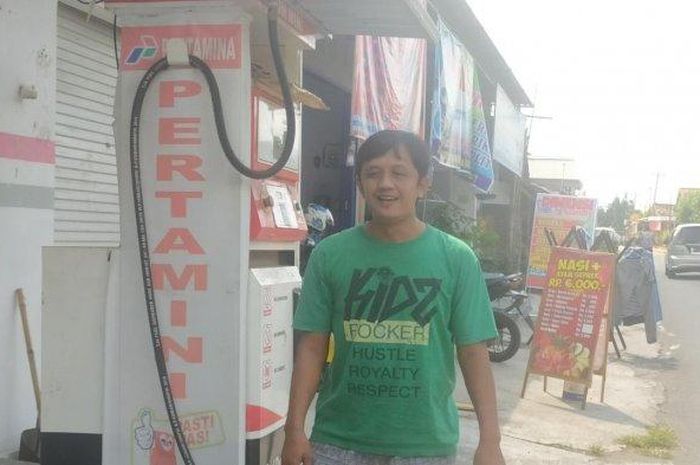 Parmanto (40), pemilik pom mini atau Pertamini di warungnya di Dukuh Glodogan, Desa Glodogan, Kecamatan Klaten Selatan, Kabupaten Klaten, Senin (8/6/2020). 