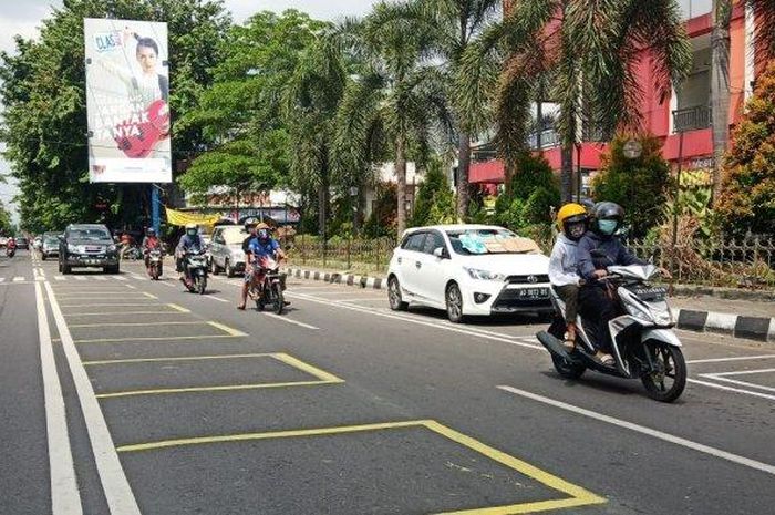 Garis kuning berbentuk persegi di tengah Jalan Jenderal Sudirman, Sukoharjo
