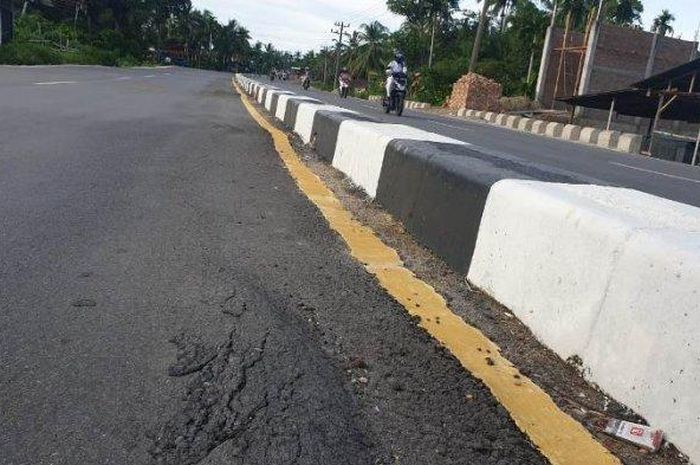 Jalan dua jalur di kabupaten Aceh Barat Daya yang baru selesai akhir tahun lalu terlihat sudah mulai rusak dan bergelombang