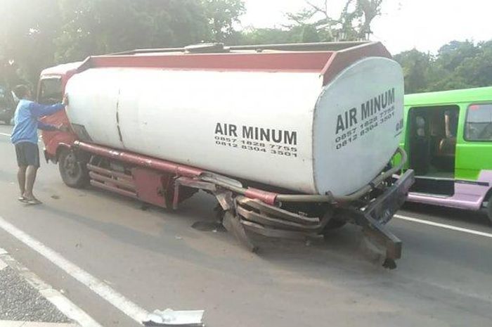 Mobil tanki yang membawa air minum roda belakangnya lepas disekitaran sempur, Minggu (7/6/2020) pagi 