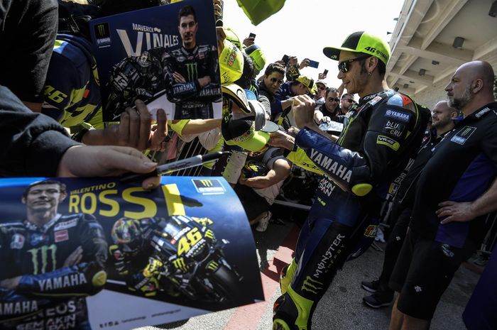 Valentino Rossi bersama para fans