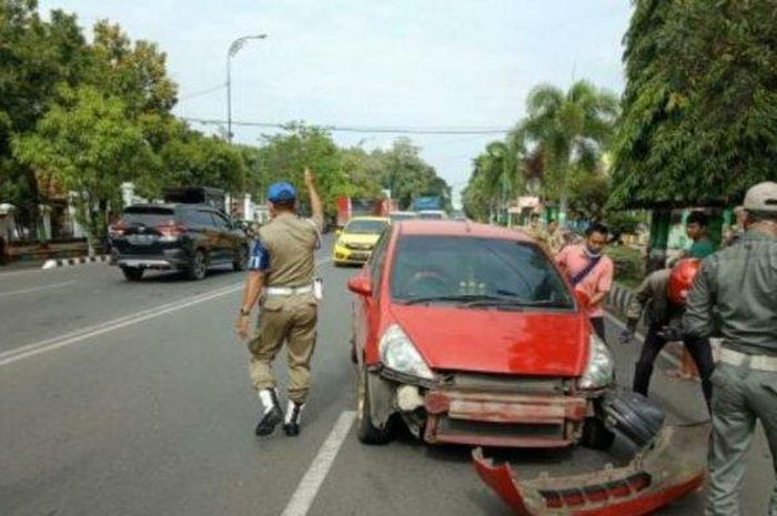 Kondisi mobil Jazz yang terlibat kecelakaan lalu lintas di Jalan Panglima Sudirman pagi ini, Selasa (9/6/2020). 