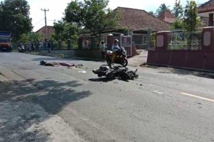 Pengendara motor tewas di tempat setelah bersenggolan dengan mobil truk ekspedisi di Jalan Raya Bandung-Cirebon, Desa Cibeureum Wetan, Kecamatan Cimalaka, Kabupaten Sumedang, Senin (8/6/2020).