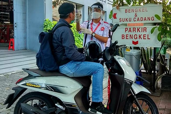 Pengecekan suhu kepada konsumen sebelum masuk ke dalam dealer Honda