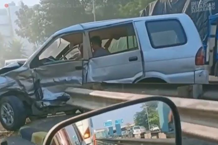 Isuzu Panther terlibat kecelakaan karambol bersama Toyota Kijang Innova dan Suzuki Baleno di tol kota Semarang