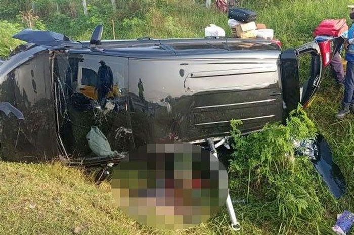 Kondisi Toyota Kijang Innova yang mengalami kecelakaan di Tol Surabaya-Mojokerto, pembatas jalan menancap di mobil hingga tembus ke kabin