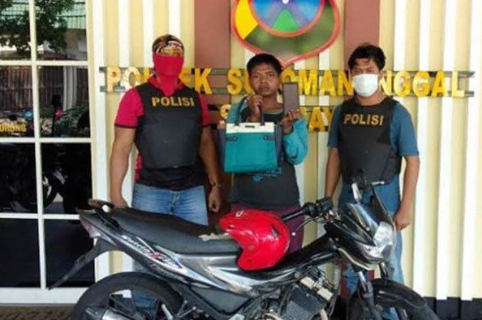 Tersangka pencurian motor dan barang bukti saat di Mapolsek Sukomanunggal, Selasa (9/6/2020).  