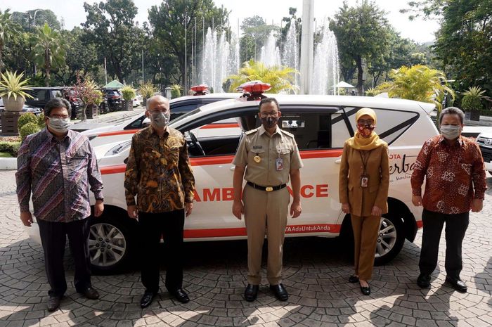 Penyerahan 4 unit Kijang Innova dan 34.800 masker (face mask) kepada Pemerintah Provinsi (Pemprov) DKI Jakarta, pada Senin (8/6/2020).