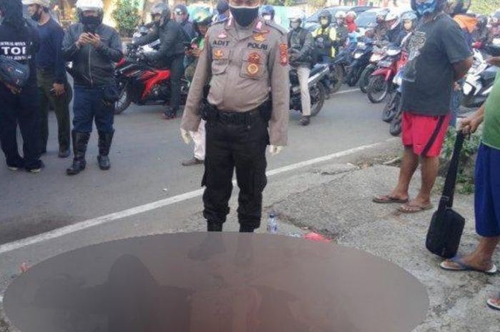 Sopir angkor tergeletak dan jadi tontonan warga usai duel dengan sekuruti di Tangerang, Selasa (9/6/2020).