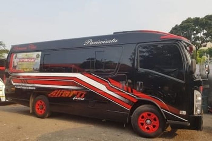 Microbus Isuzu Elf Long milik Sembodo Rent Car