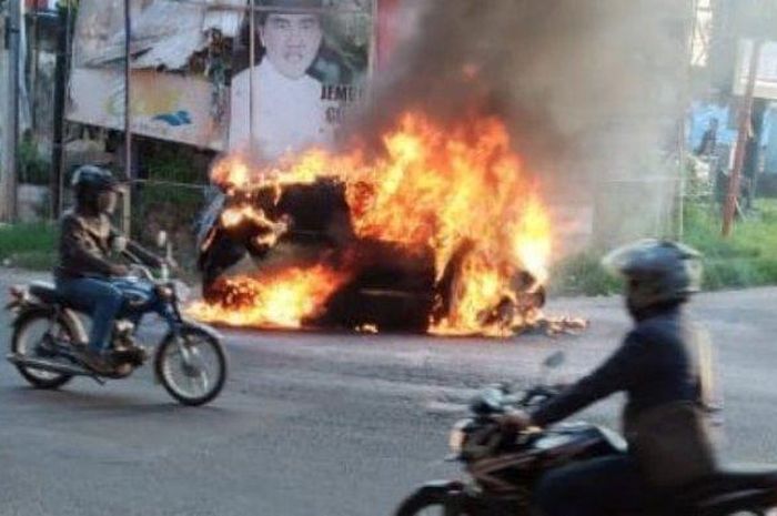 Hyundai i10 putih terbakar dan berubah menjadi hitam gosong di Jember, Senin (8/6).