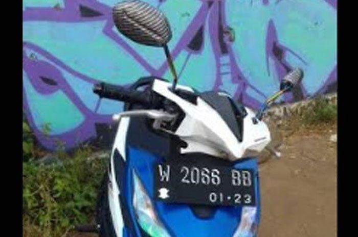 Honda Beat bernopol W-2066-BB yang raib saat diparkir di kosan di Jalan Balas Klumprik, RT 01, RW 02, Balas Klumprik, Wiyung, Surabaya.  