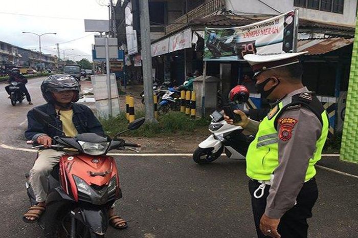 Satlantas Polres Melawi memberhentikan pengendara yang tak mengenakan masker