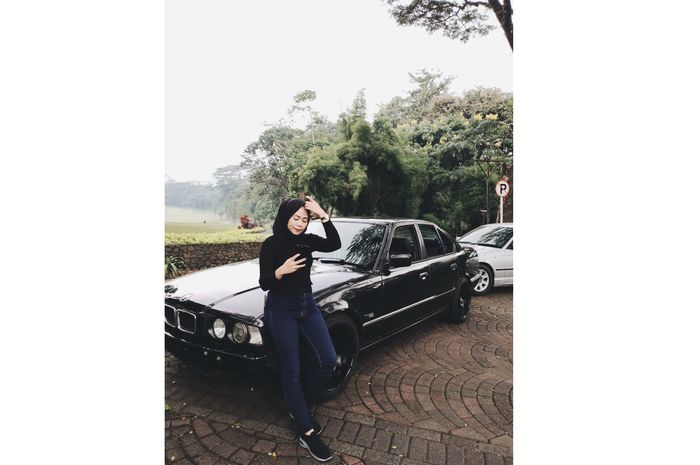 dr Fika berfoto bersama BMW seri 7 E32