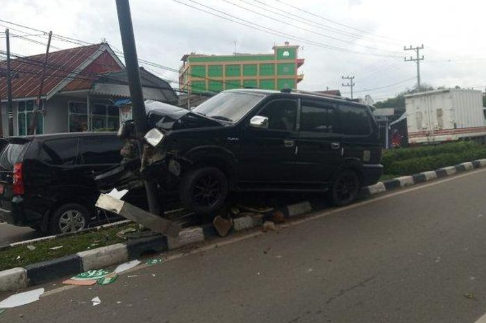 Toyota Kijang Krista nangkring di trotoar tabrak tiang listrik di Jl Bhayangkara, Bontang, Kalimantan Timur