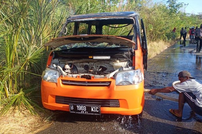 Mobil jenis Daihatsu Grand Max milik PT Pos Indonesia yang mengangkut untuk bantuan sosial tunai bagi masyarakat Kecamatan Amarasi, Kabupaten Kupang, NTT terbakar