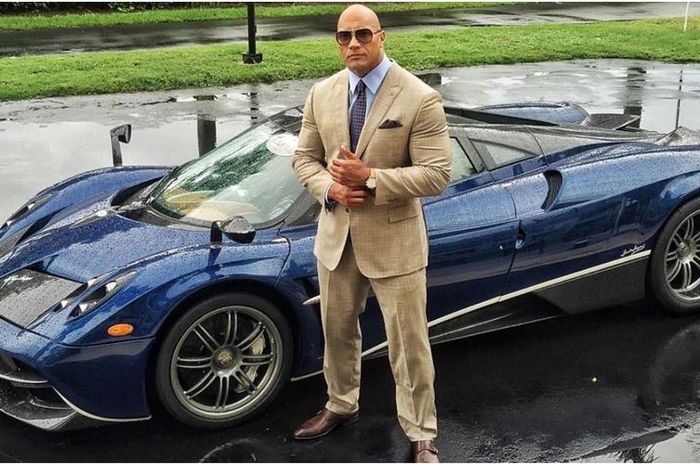 Dwayne ''The Rock' Johnson dan Supercar Pagani Huayra tungganyannya