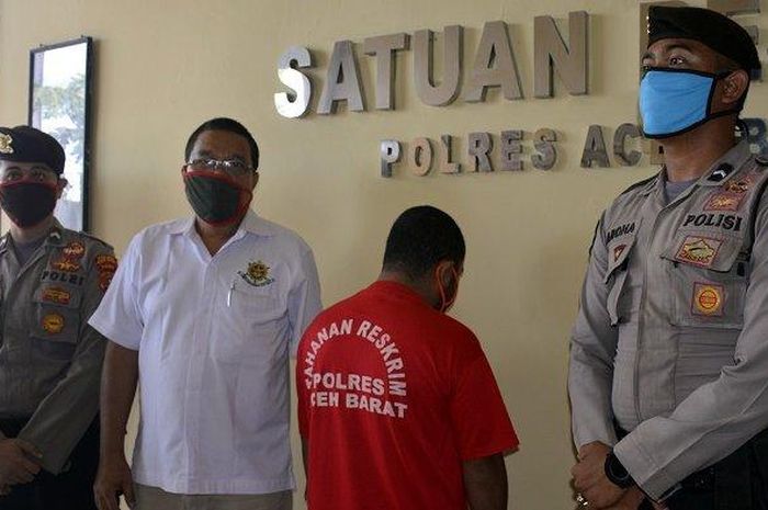 Polisi memperlihatkan tersangka penipuan bermodus karyawan leasing di Mapolres Aceh Barat, Rabu (10/6/2020). 
