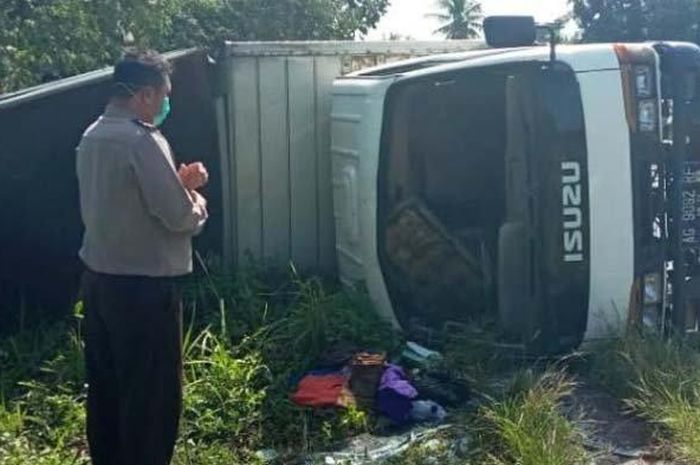 Mobil boks muatan ikan hias terguling seusai menabrak pikap bermuatan drum di Tulungagung. 