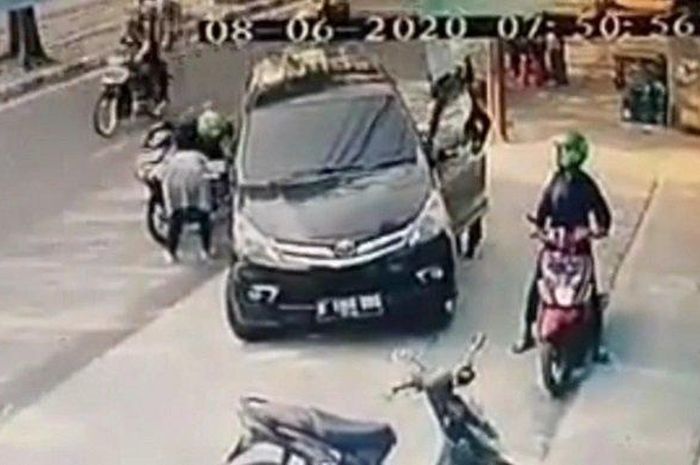 Rekaman CCTV Toyota Avanza jadi sasaran rampok modus ban kempis di Jl Radjiman Widyodiningrat, Cakung, Jakarta Timur