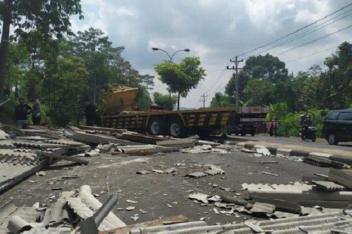 Truk bermuatan esbes melintang di JLS Salatiga karena mengalami kecelakaan lalulintas, Rabu (10/6/2020). 