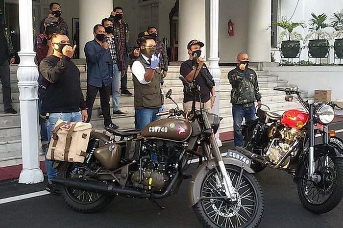Gubernur Jabar Ridwan Kamil berfoto dengan perwakilan Komunitas Reborn Indonesia dan Super Adventure setelah pemberian donasi di Gedung Pakuan, Selasa (9/6/2020).