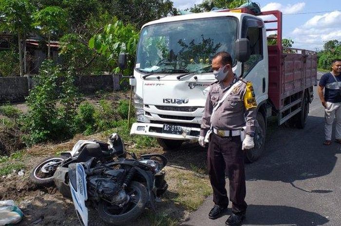 Honda Vario 110 eSP tergeletak usai ditabrak truk Isuzu Giga NMR 71T dari belakang di kabupaten Blitar, Jatim