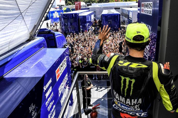 Valentino Rossi menyapa fans-nya di MotoGP