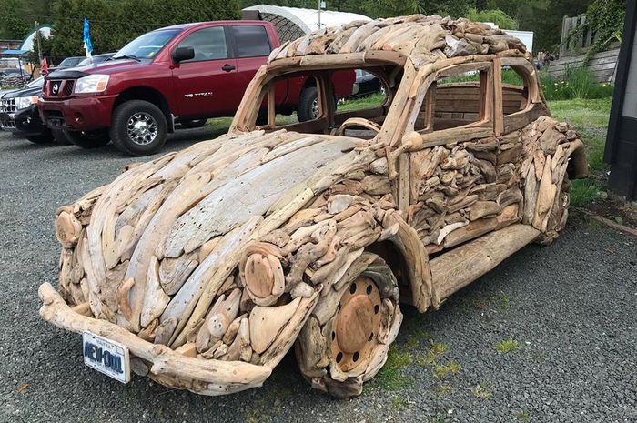 Seniman Asal Kanada Bikin Replika VW Beetle 1967 pakai potongan kayu apung (driftwood)