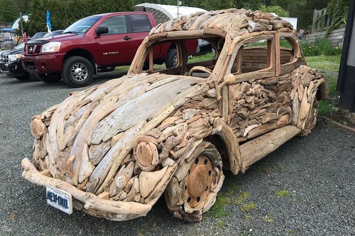 Seniman Asal Kanada Bikin Replika VW Beetle 1967 pakai potongan kayu apung (driftwood)