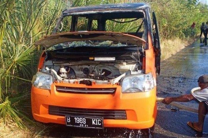 Daihatsu Gran Max pengangkut uang tunai Rp 840 juta ludes terbakar