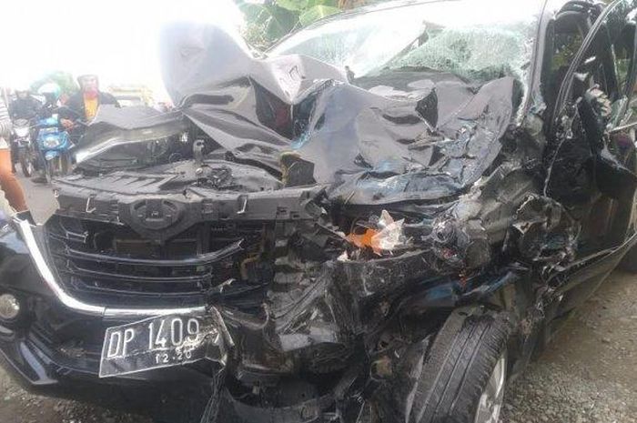 Toyota Avanza remuk setelah beradu lawan truk di desa Bunga Eja, Kamanre, kabupaten Luwu, Sulawesi Selatan