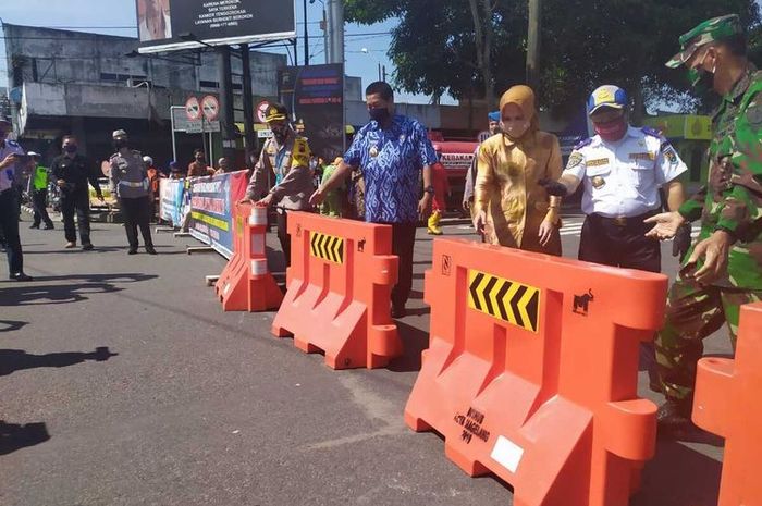 Walikota Magelang membuka blokade di jalan protokol akses masuk Kota Magelang.