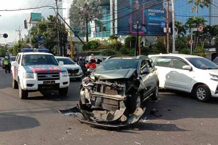 Kondisi Datsun Cross yang menabrak ambulans Covid-19 di Kota Malang