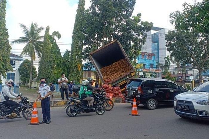 Truk kontainer mengangkut kelapa terbalik di Jalan Demang Lebar Daun Palembang, Kamis (11/6/2020) 