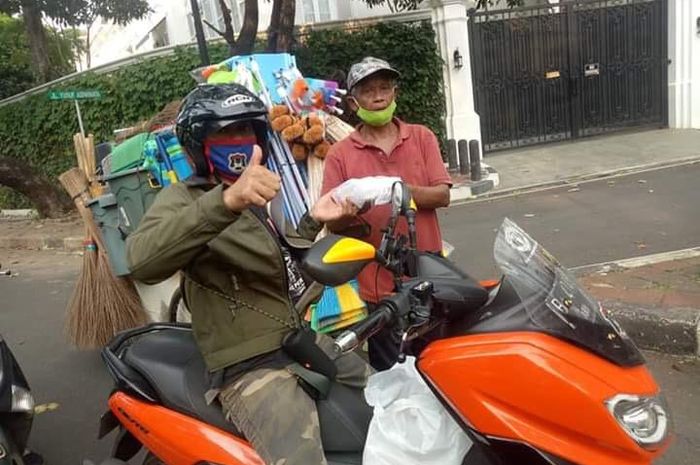 Gojek NMAX Riders berikan bantuan sosial bagi kaum dhuafa