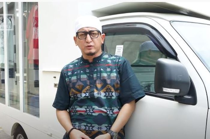 Ustaz Zacky Mirza dengan mobil toko Daihatsu Gran Max pikap rancangannya