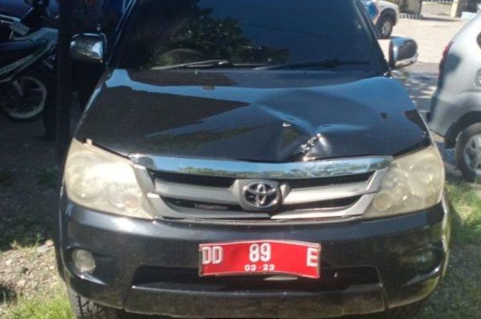 Toyota Fortuner dinas yang menabrak pejalan kaki hingga tewas di jalan Makassar-Parepare, Bone, Segeri, kabupaten Pangkep, Sulawesi Selatan