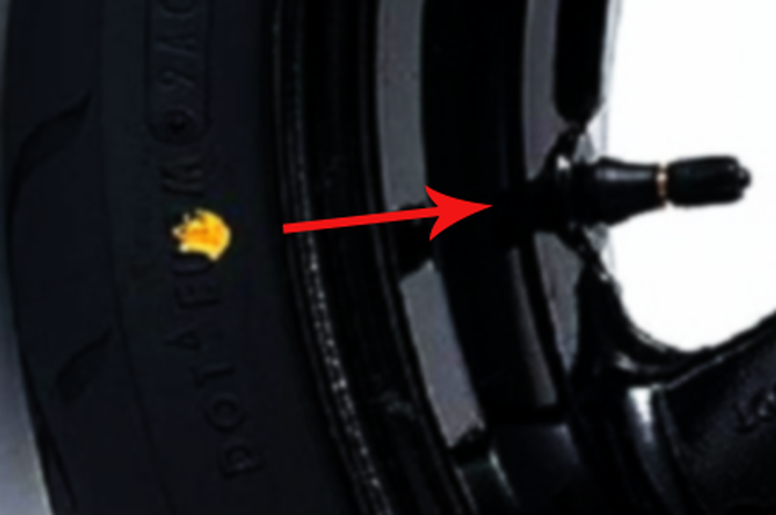 Titik kuning di ban sebaiknya dipasang sejajar dengan pentil ban motor