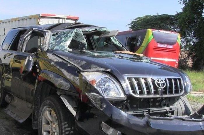 Toyota Land Cruiser Prado yang dikemudikan Jhony Sirait terguling di tol Medan-Tebing Tinggi