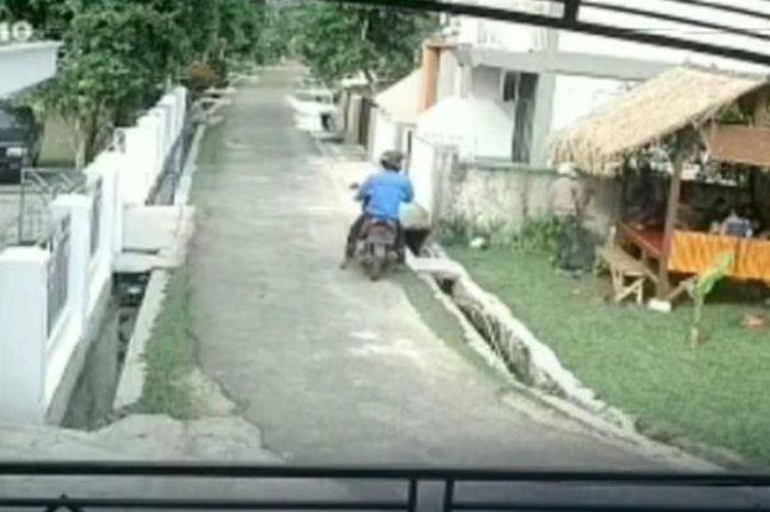 CCTV rumah warga, berhasil merekam aksi perampasan HP milik bocah di Jalan Nangka II, Sukarame, Bandar Lampung. Asik Main Ponsel di Pos Kamling, Bocah 10 Tahun Jadi Korban Perampasan di Sukarame. 
