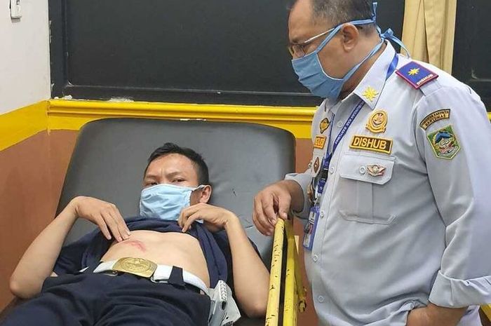 Petugas Dinas Perhubungan (Dishub) Banyumas, Jawa Tengah, dirawat di rumah sakit setelah ditabrak pengendara sepeda motor saat razia penggunaan masker, Rabu (10/6/2020).
