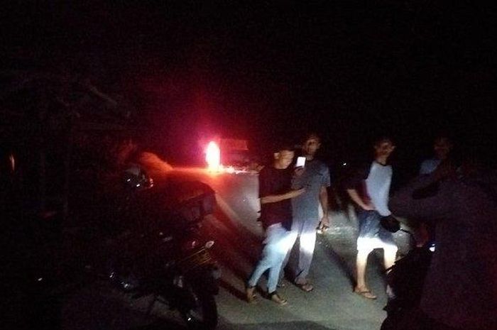 Mobil dibakar massa karena dugaan pencurian kerja di Kuala Tripa, Tripa Makmur, Nagan Raya, Kamis (11/6/2020) subuh. 